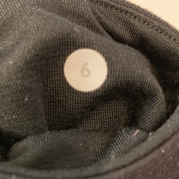 Lululemon women’s cropped pants - Picture 2 of 2